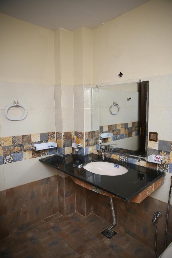 Premier Inn Gulberg Lahore Exterior foto